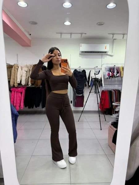 Conjunto Canelado Atoalhado Calça Flare E Cropped Com Bojo Gola Quadrada E Manga Longa Marrom