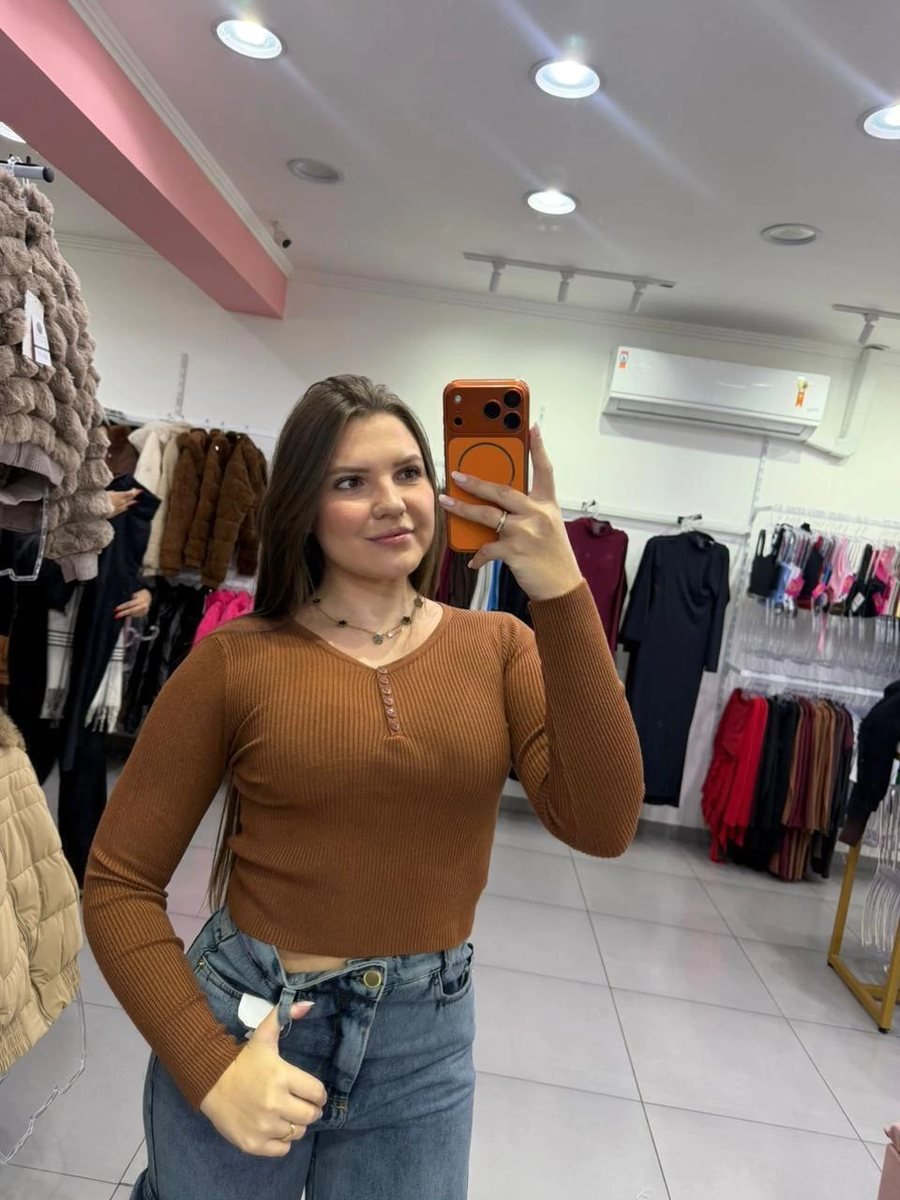 Cropped Modal Mousse Com Manga Longa E Detalhe Botões Marrom