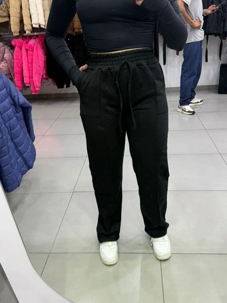 Calça Moletom Apeluciada Detalhe Linha Frontal Preta