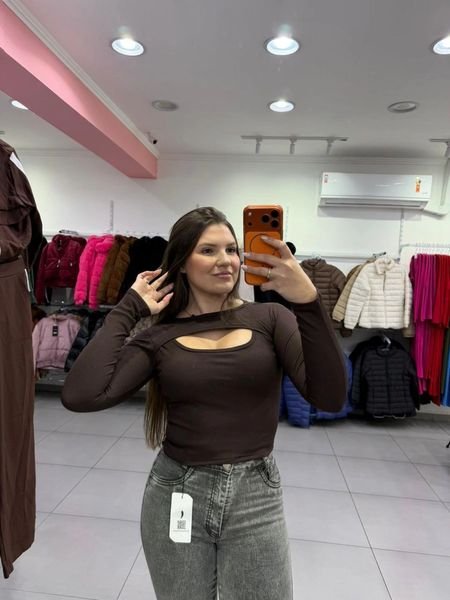Cropped Canelado Térmico Com Abertura No Peito E Manga Longa Marrom Escuro