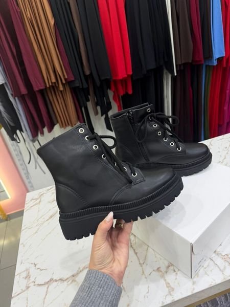 Coturno Sintético Com Detalhe de Ziper Preto