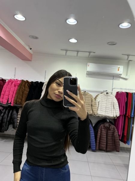 Blusa De Lã Com Gola Preto