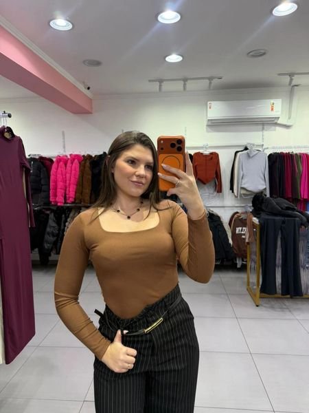 Body Canelado Térmico Com Manga Longa E Gola Quadrada Marrom Claro