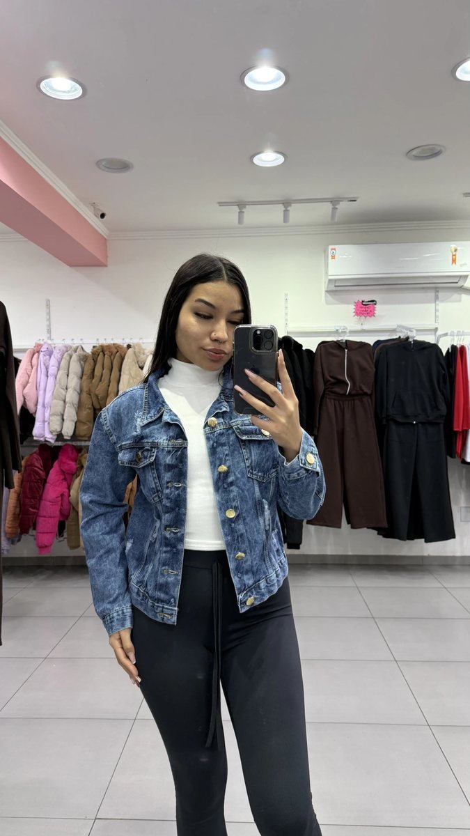 Jaqueta Jeans Marmorizada Detalhe Rasgos Com Botão Dourado