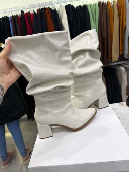 Bota Feminina Cano Alto Slouch Napa Com Salto E Bico Pino Off White