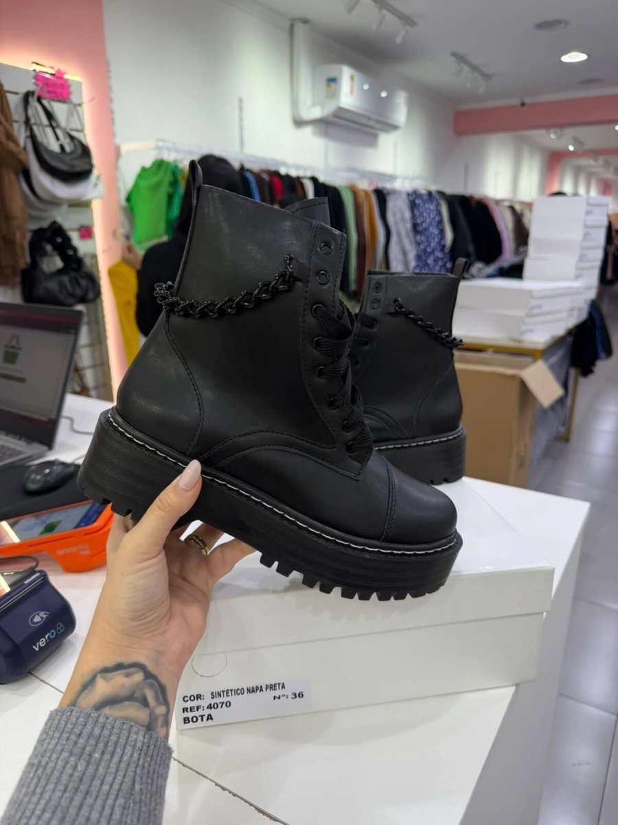 Coturno Sintético Napa Com Detalhe Corrente Preto