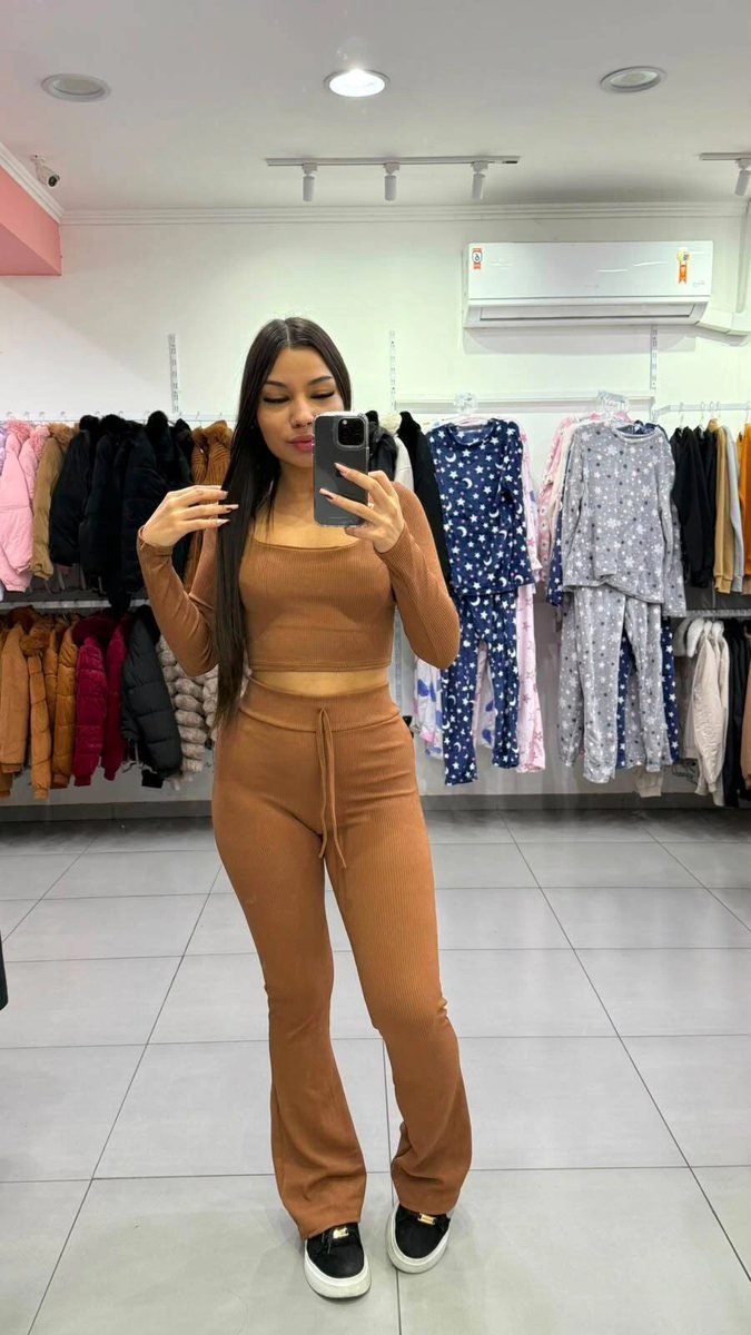 Conjunto Canelado Atoalhado Calça Flare E Cropped Com Bojo Gola Quadrada E Manga Longa Marrom Claro
