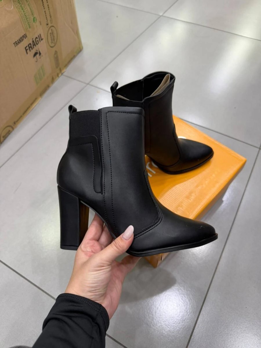 Bota Beira Rio Cano Curto Com Elastico Atrás E Bico Fino Preta