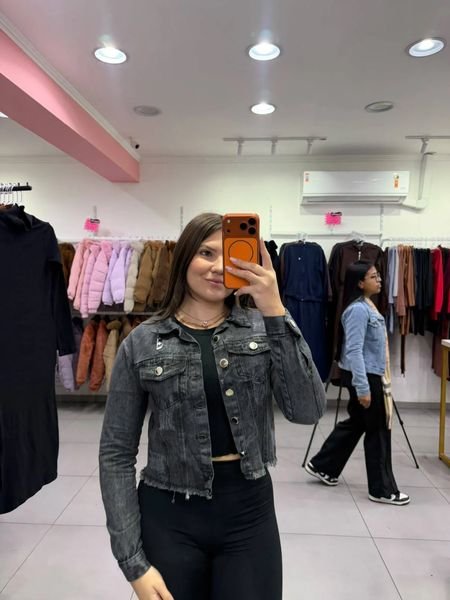 Jaqueta Jeans Lavagem Escura Preta Com Detalhe Rasgo