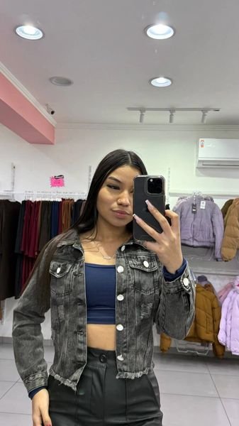 Jaqueta Jeans Lavagem Escura Preta Com Rasgos Botão Branco Com Detalhe Dourado