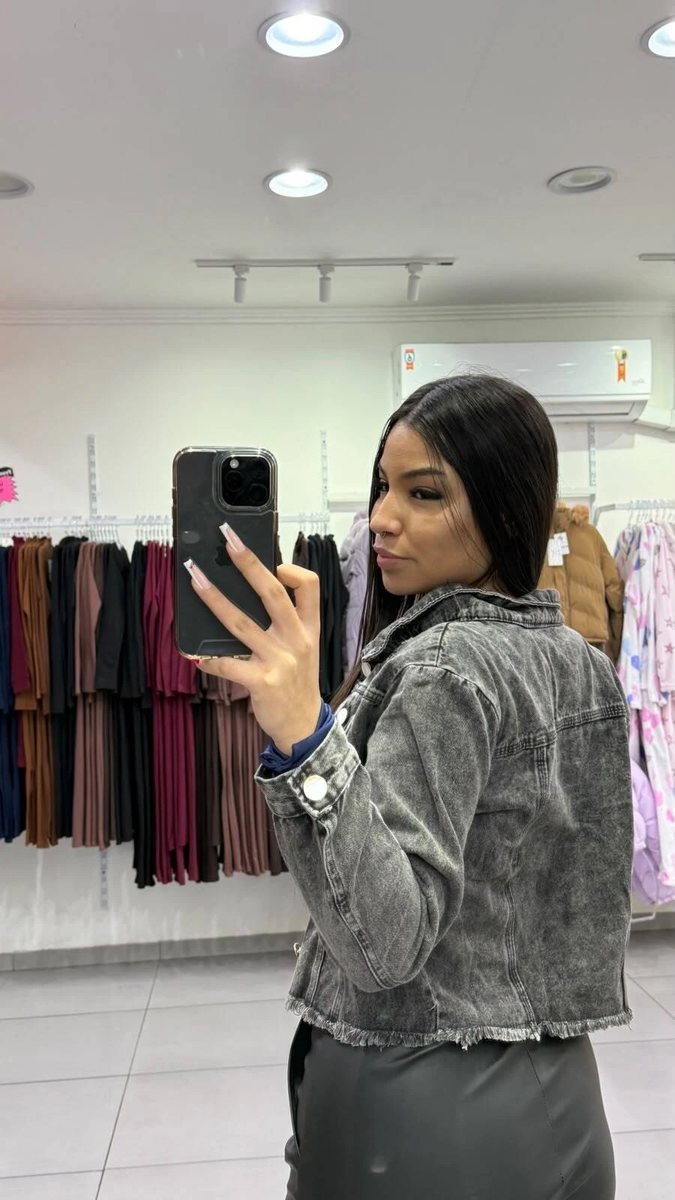 Jaqueta Jeans Lavagem Escura Preta Com Rasgos Botão Branco Com Detalhe Dourado, foto 2