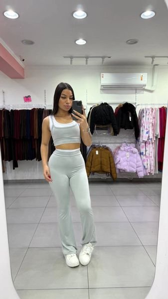 Conjunto Em Suplex Cropped Cinza com Branco Calça Flare Cinza
