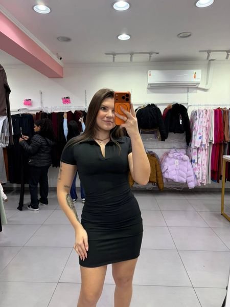 Vestido Suplex Curto Preto Com Gola V e Manga Curta