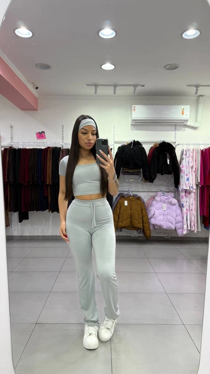 Conjunto Suplex Cinza Cropped Manga Curta e Gola Quadrada e Faixa Cinza