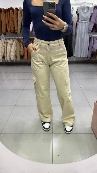Calça Jeans Wide Cargo Nude Botão Dourado Detalhe Preto