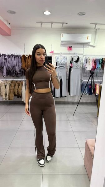 Conjunto Urban Suplex Manga Curta Marrom Com Linha Branca e Calça Flare