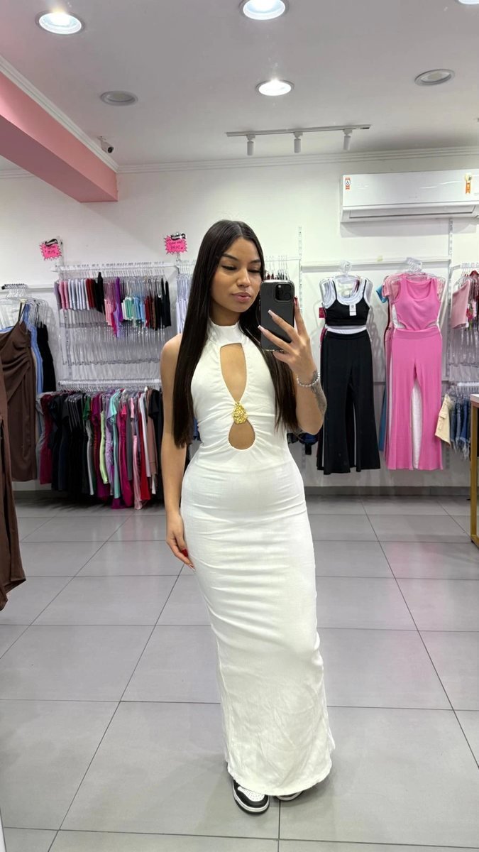 Vestido Longo Branco Vazado Com Detalhe Dourado