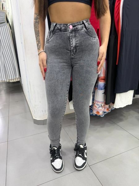 Calça Jeans Sal e Pimenta Cor Grafite Rose Botão Rosa e Escrita Rosa