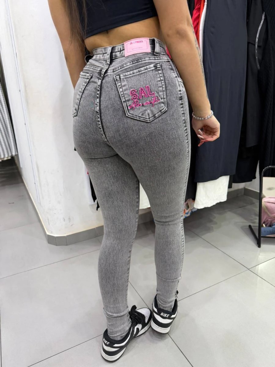 Calça Jeans Sal e Pimenta Efeito Grafite Claro Botão Rosa e Escrita Rosa, foto 2