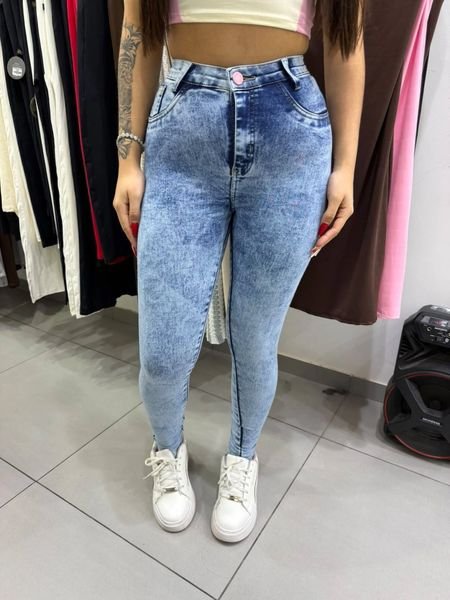 Calça Jeans Sal e Pimenta Lavagem Clara Botão Rosa