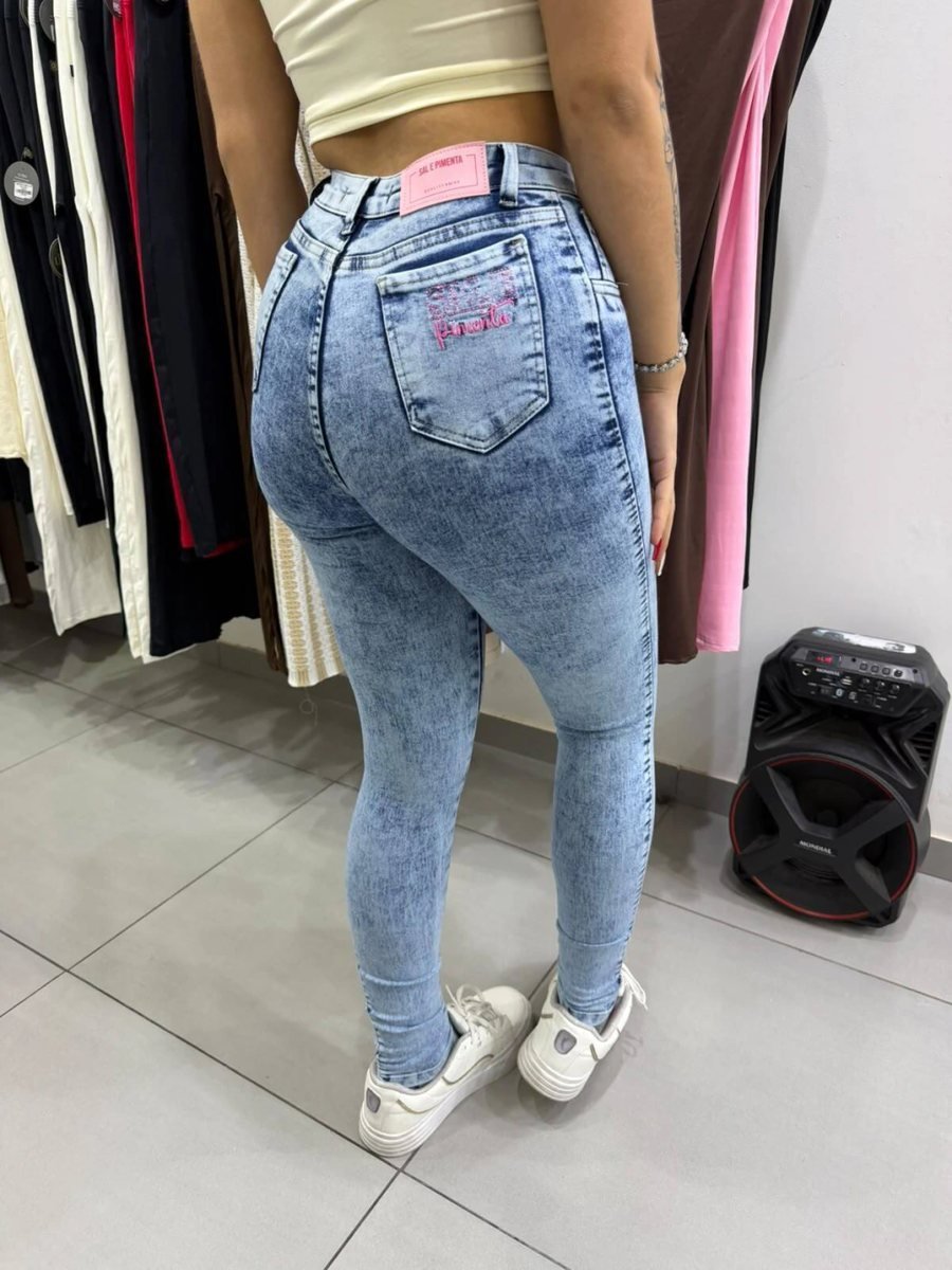 Calça Jeans Sal e Pimenta Lavagem Clara Botão Rosa, foto 2