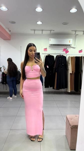 Conjunto Suplex Rosa Cropped Drapeado Com Detalhe Dourado e Saia Com Fenda
