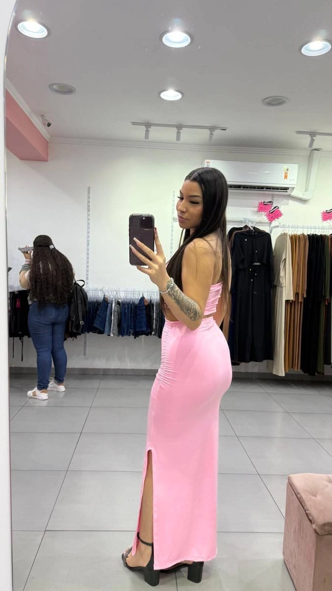Conjunto Suplex Rosa Cropped Drapeado Com Detalhe Dourado e Saia Com Fenda, foto 2