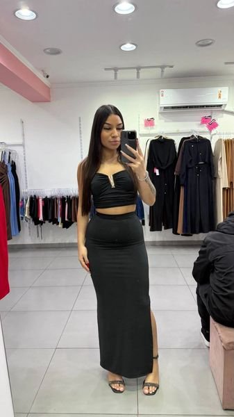 Conjunto Suplex Preto Cropped Drapeado Com Detalhe Dourado e Saia Com Fenda
