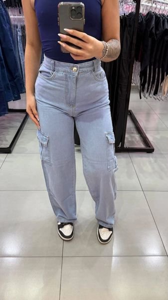 Calça Jeans Wide Cargo Lavagem Azul Claro Com Botão Dourado