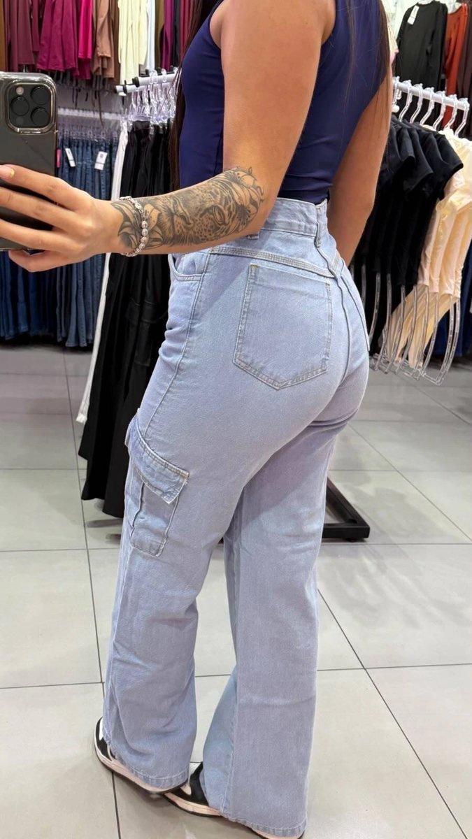 Calça Jeans Wide Cargo Lavagem Azul Claro Com Botão Dourado, foto 2