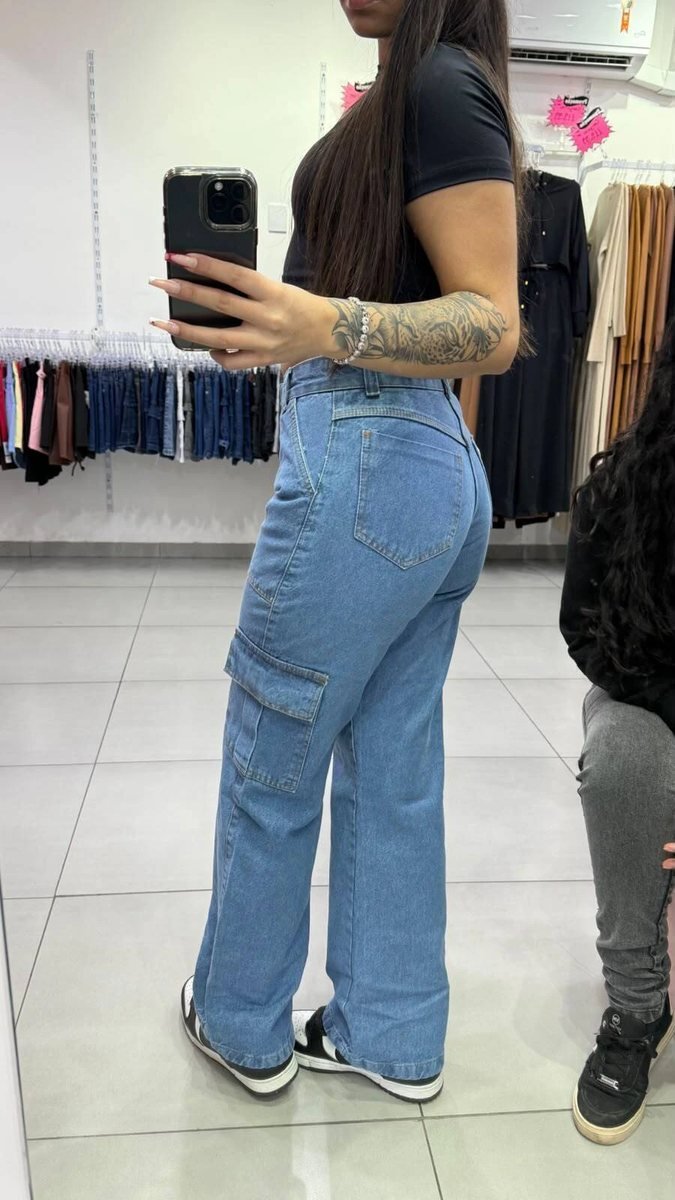 Calça Jeans Wide Cargo Lavagem Azul Mar Com Botão Preto/Branco, foto 2