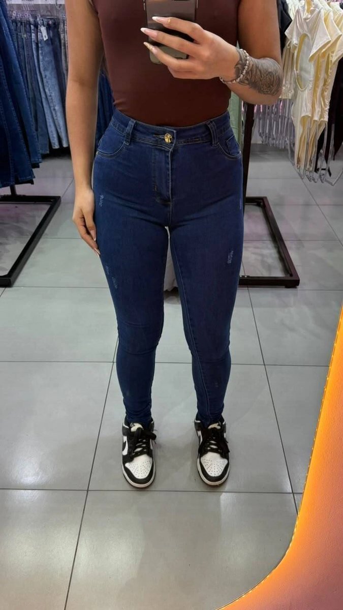 Calça Jeans Lavagem Escura Com Detalhe Rasgado Botão Dourado