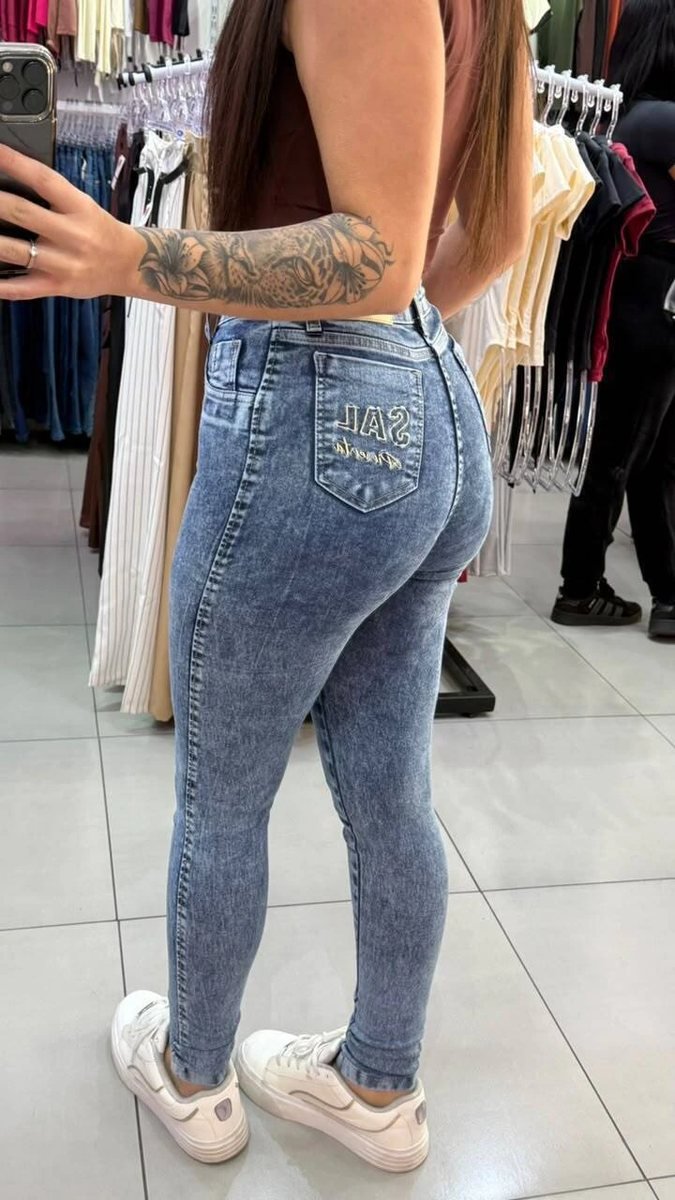Calça Jeans Sal e Pimenta Gold Wash Botão Dourado e Escrita Dourada, foto 2