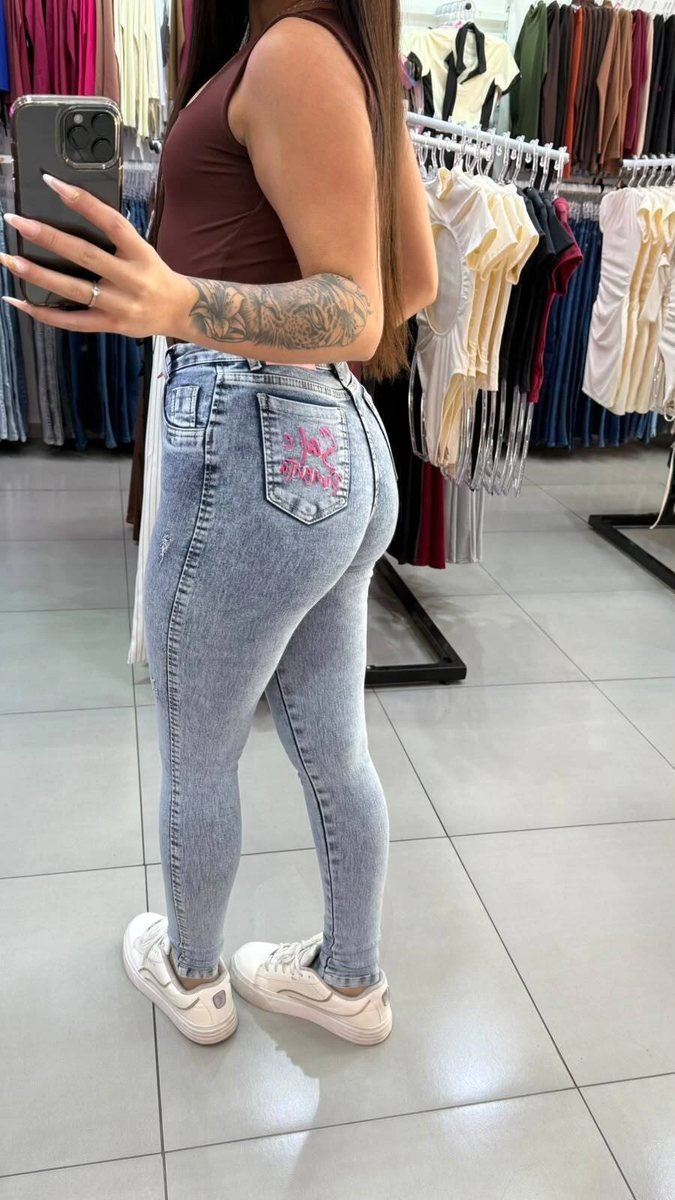 Calça Jeans Sal e Pimenta Azul Marmorizado Prime Botão Rosa e Escrita Rosa, foto 2