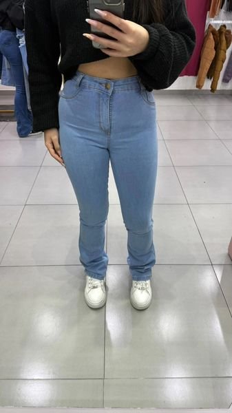Calça Jeans Flare Lavagem Clara e Botão Bronze Peg Vest