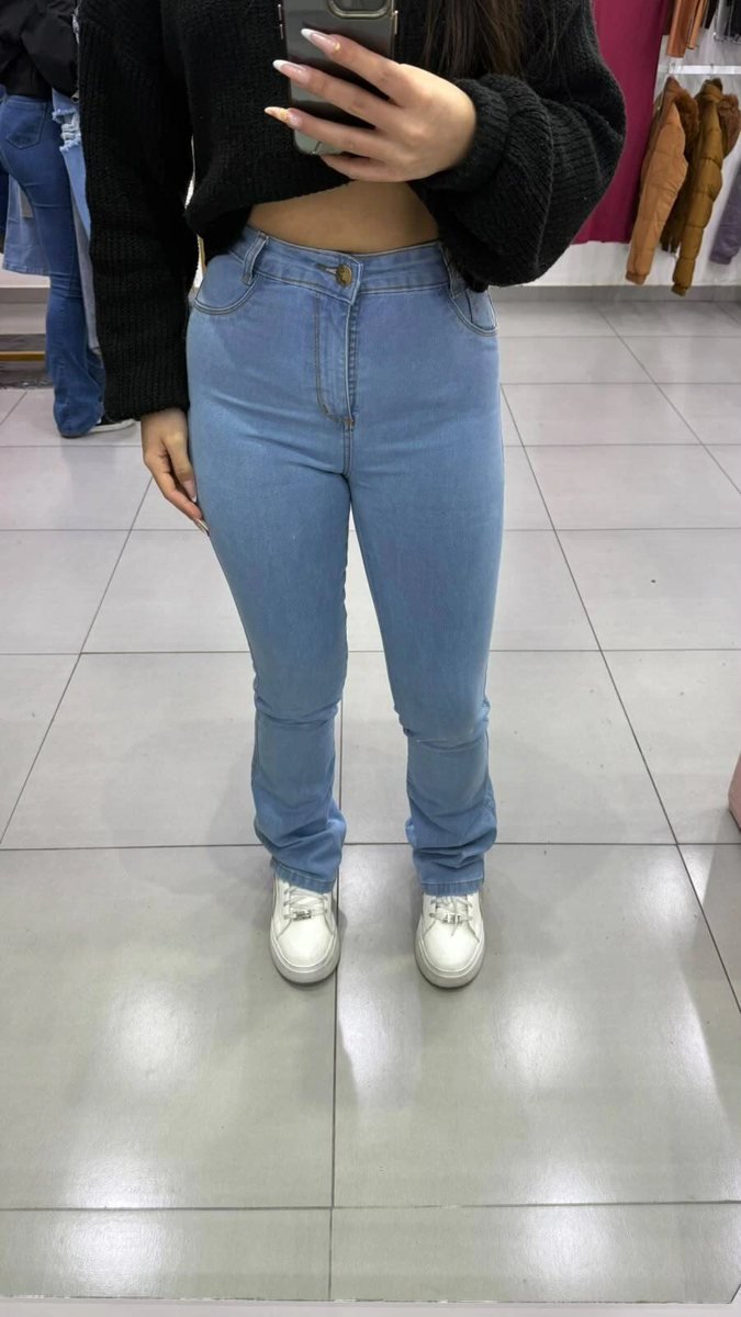 Calça Jeans Flare Lavagem Clara e Botão Bronze Peg Vest
