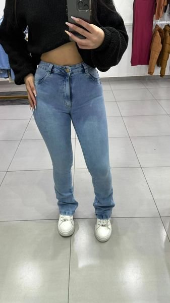 Calça Jeans Flare Lavagem Clara Com Manchas Nas Laterais e Botão Dourado Peg Vest