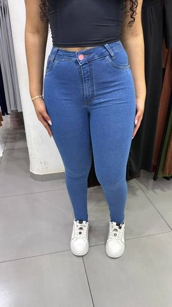 Calça Jeans Sal e Pimenta Lavagem Tradicional Com Bordado Rosa e Botão Rosa