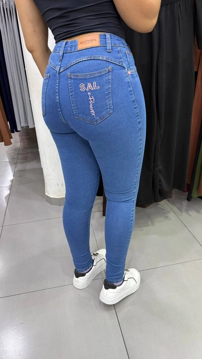 Calça Jeans Sal e Pimenta Lavagem Tradicional Com Bordado Rosa e Botão Rosa, foto 2