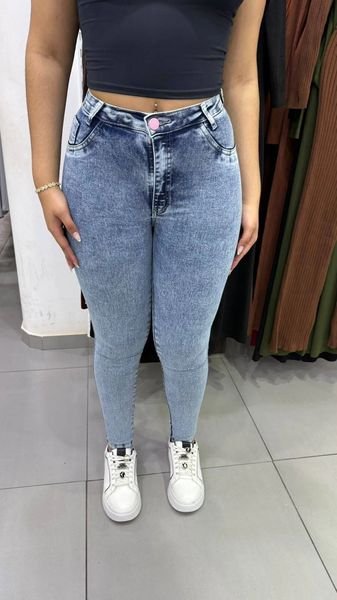 Calça Jeans Sal e Pimenta Lavagem Clara Marmorizada Bordado Rosa e Botão Rosa