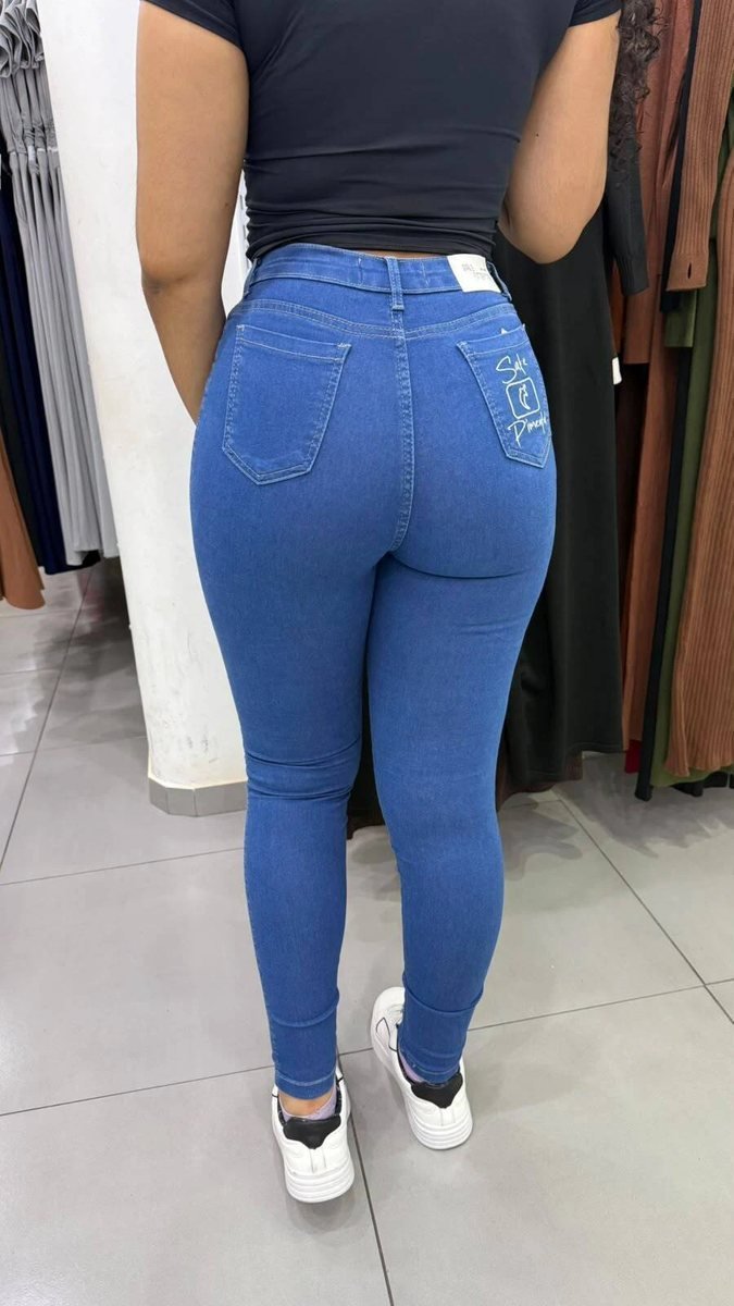 Calça Jeans Sal e Pimenta Lavagem Tradicional Com Bordado Branco e Pimenta Branca, foto 2