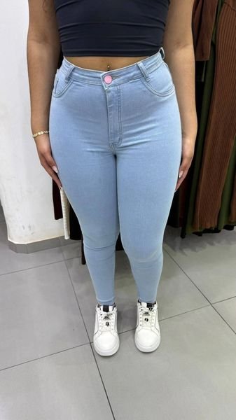Calça Jeans Sal e Pimenta Lavagem Clara Bordado Rosa e Botão Rosa