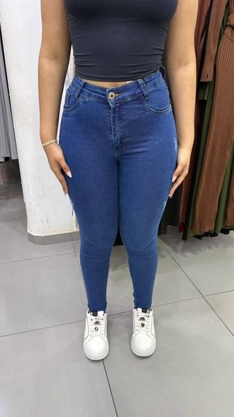 Calça Jeans Sal e Pimenta Lavagem Escura Com Detalhe de Rasgo Bordado Nude e Botão Dourado