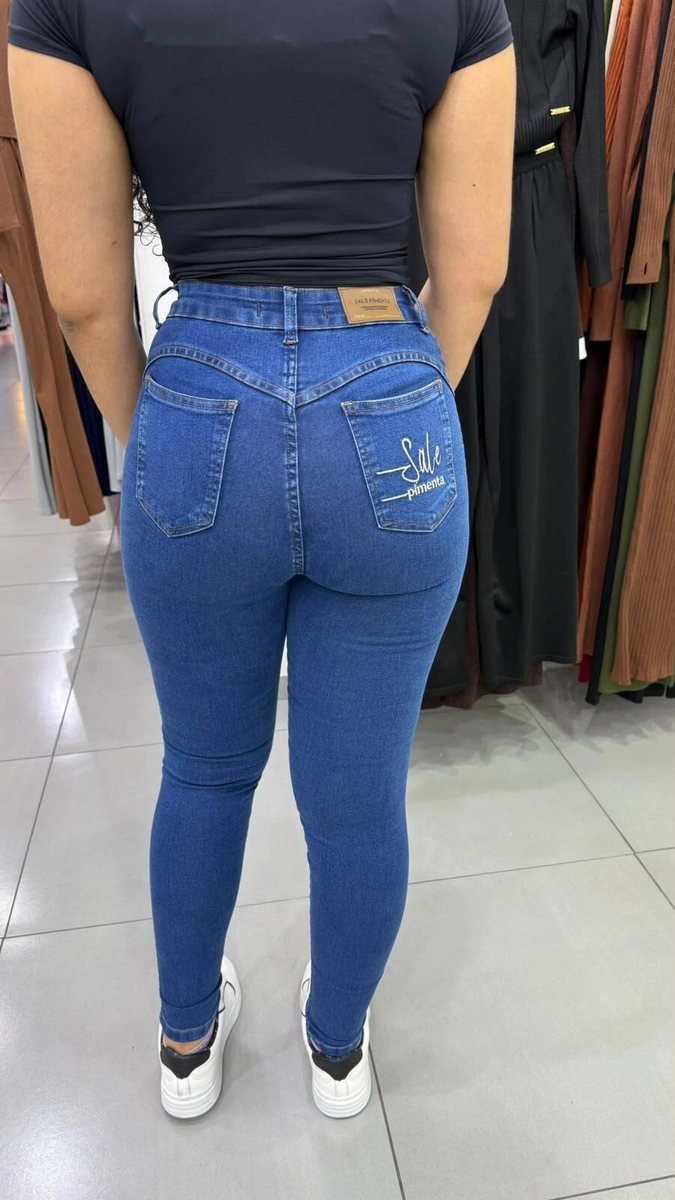 Calça Jeans Sal e Pimenta Lavagem Escura Com Detalhe de Rasgo Bordado Nude e Botão Dourado, foto 2