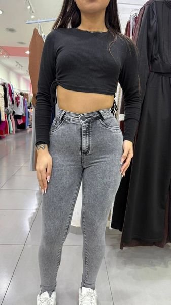 Calça Jeans Sal e Pimenta Lavagem Gravite Bordado Preto e Botão Preto