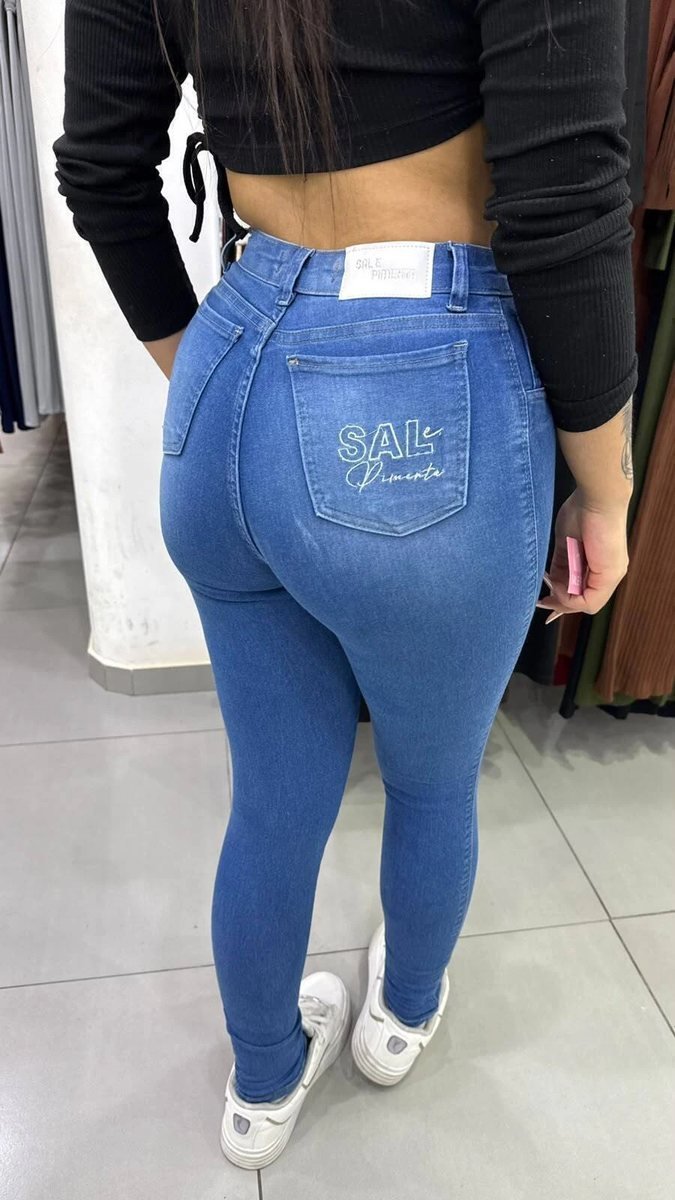 Calça Jeans Sal e Pimenta Lavagem Tradicional Com Tons Mais Claros Bordado Branco e Botão Branco, foto 2