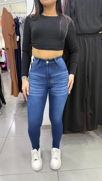 Calça Jeans Sal e Pimenta Lavagem Escura Com a Frente Mais Clara Bordado Nude e Botão Dourado