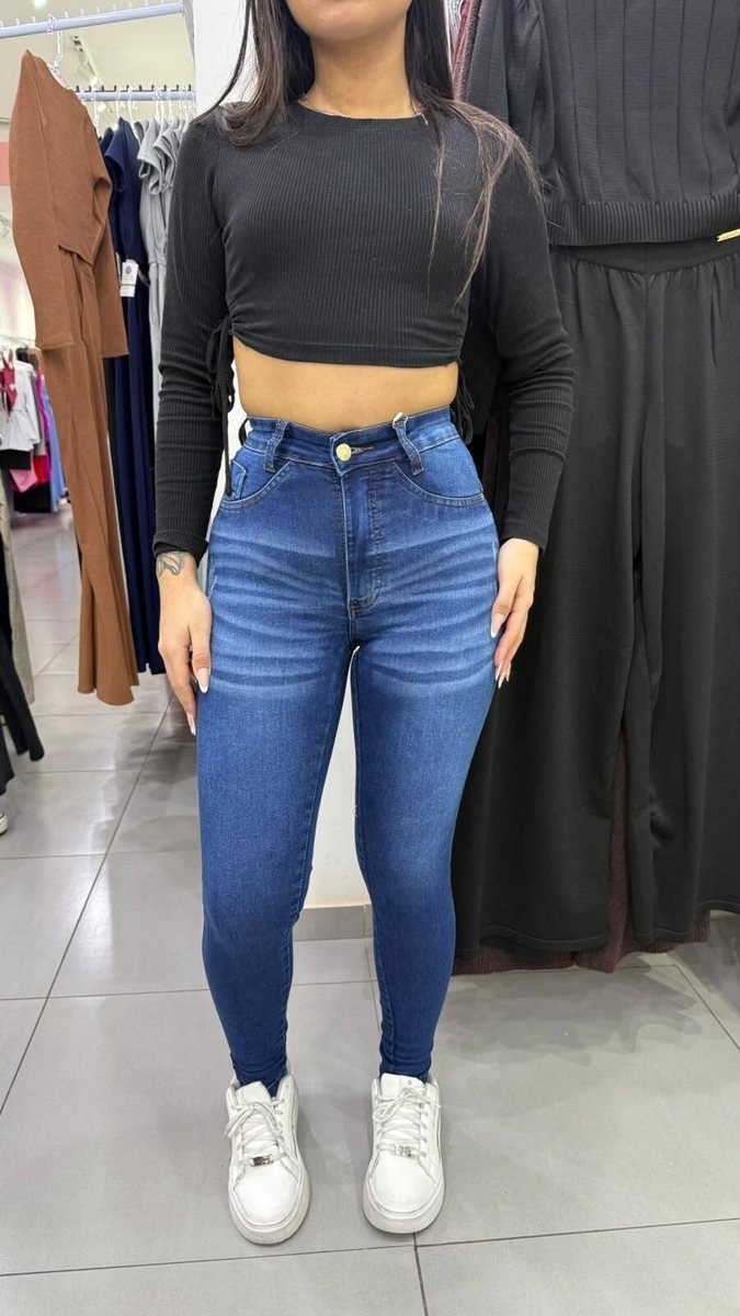 Calça Jeans Sal e Pimenta Lavagem Escura Com a Frente Mais Clara Bordado Nude e Botão Dourado