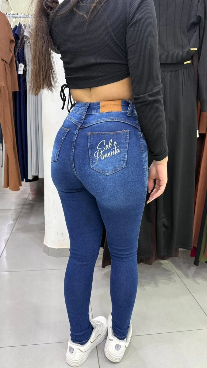 Calça Jeans Sal e Pimenta Lavagem Escura Com a Frente Mais Clara Bordado Nude e Botão Dourado, foto 2