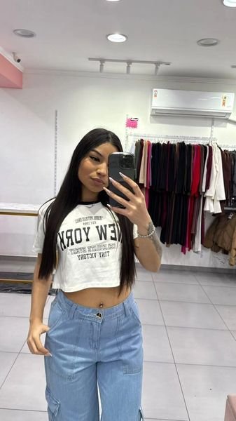 T-shirt Curta New York Branca Com Escrita Preto e Gola Preto